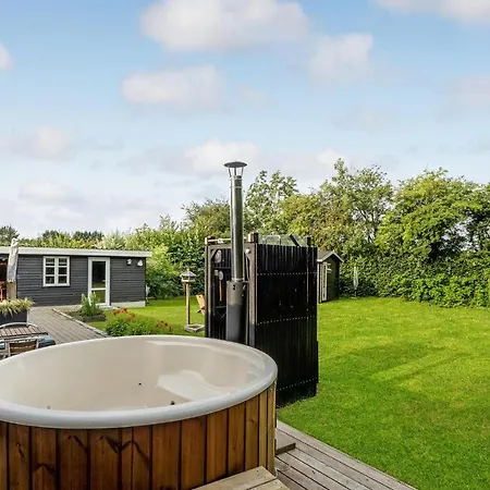 3 Bedroom Amazing In Casa de Férias Højslev